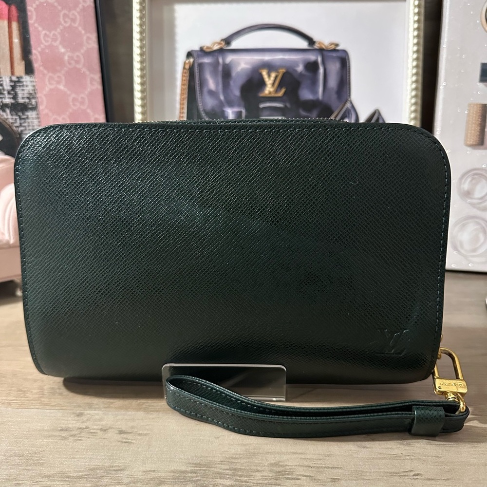 Authentic Louis Vuitton Clutch Taiga Baikal Episea Leather Green